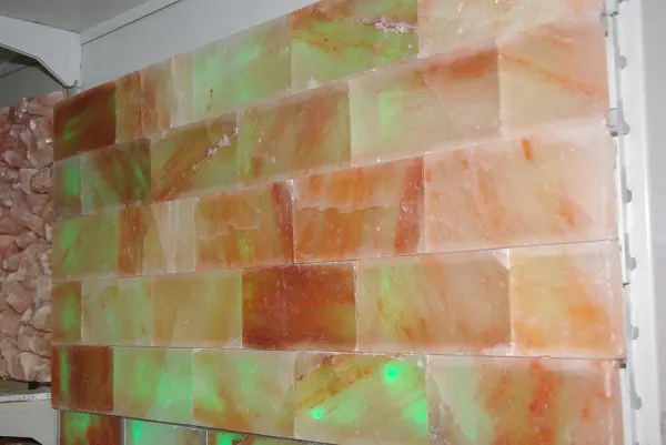 Соляная стена Элит, скрытый монтаж, шлифованная плитка 2,5 см, 1м², подсветка